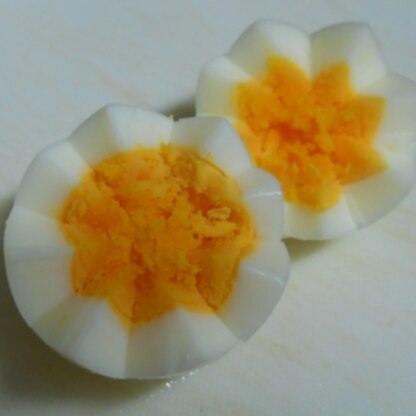 お正月らしくお花のゆで卵を作って、おせちの一品にしてみました～♪
だけど…るんさんみたいに黄身のところまでキレイにカットできませんでした(~_~)
ま、いいか★